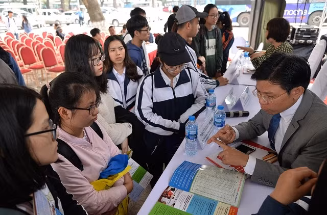 Tư vấn cho thí sinh trong Ngày hội tuyển sinh 2018 (Ảnh minh họa: THỦY NGUYÊN)