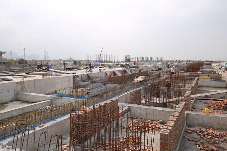 Trong đó, đài phun nước, thềm nghỉ chân, khu nhạc nước của Quảng trường đã thi công cơ bản xong các hạng mục ngầm, chuẩn bị chuyển sang giai đoạn hoàn thiện.