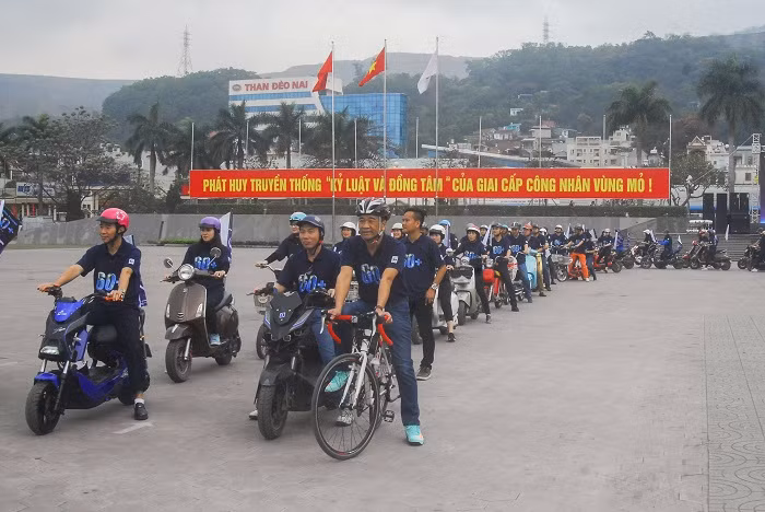 Đông đảo ĐVTN tham gia diễu hành tuyên truyền, vận động người dân thực hiện tiết kiệm điện.