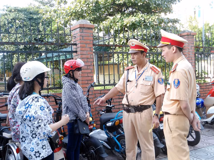CSGT thành phố Móng Cái nhắc nhở một nhóm học sinh vi phạm luật ATGT. Ảnh: Thu Hằng, Trung tâm TT-VH Móng Cái