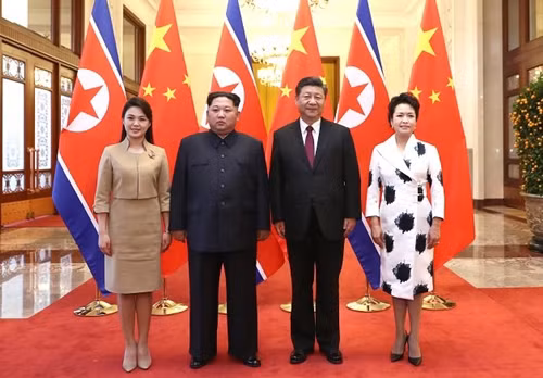 Chủ tịch Trung Quốc Tập Cận Bình cùng phu nhân Bành Lệ Viện đón nhà lãnh đạo Triều Tiên Kim Jong-un cùng phu nhân Ri Sol-ju tại Đại lễ đường Nhân dân, Bắc Kinh, Trung Quốc. Ảnh: People's Daily.