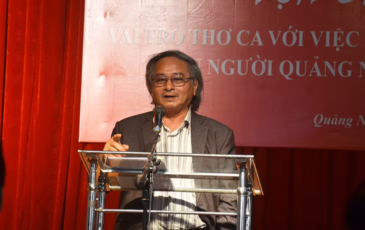 Nhà thơ Trần Ninh Hồ, Chủ tịch Hội đồng Thơ (Hội Nhà văn Việt Nam) trình bày tham luận tại cuộc tọa đàm.