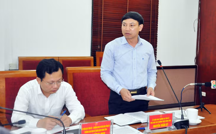 Đồng chí Nguyễn Xuân Ký, Phó Chủ tịch Thường trực HĐND tỉnh phát biểu tại cuộc họp. 