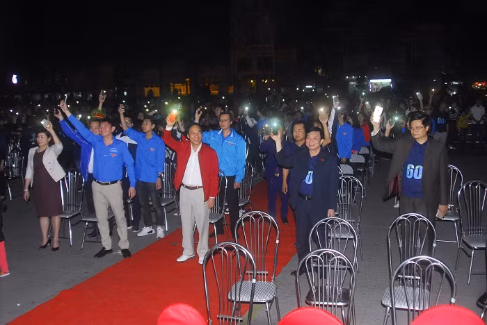 Các đồng chí lãnh đạo tỉnh cùng đông đảo ĐVTN bật đèn flash trong buổi lễ hưởng ứng Giờ trái đất 2018.