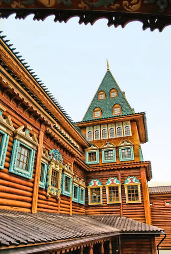  Cung điện tráng lệ này khiến mọi người đứng trước nó đều phải trầm trồ khen ngợi. Học giả thời bấy giờ gọi cung điện này là "Kỳ quan thứ tám của thế giới". 