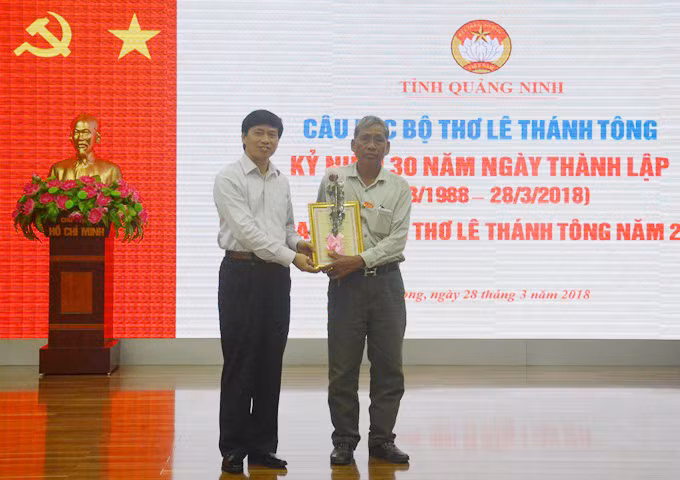 Giải B được trao cho tác giả Phạm Khắc Hỵ (thành viên CLB thơ Bạch Đằng Giang, TX Quảng Yên).
