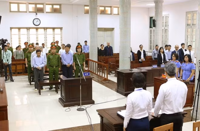 Bị cáo Đinh La Thăng cùng 6 đồng phạm trong vụ án nghe Tòa tuyên án. (Ảnh: Doãn Tấn/TTXVN)