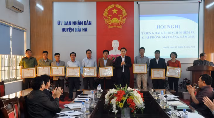 Lãnh đạo huyện Hải Hà khen thưởng cho các tập thể