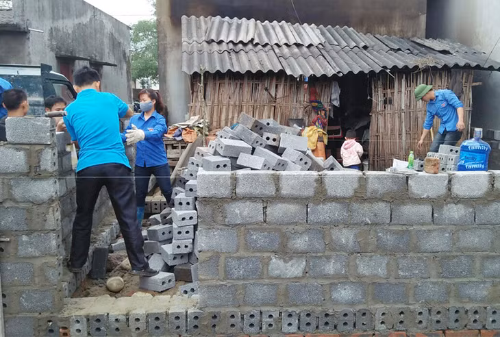 ĐVTN xã Quảng An giúp đỡ gia đình chị Chíu Nhì Múi xây dựng nhà tiêu hợp vệ sinh