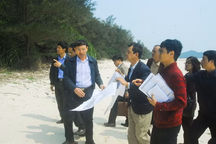 Đoàn khảo sát thực tế tại xã đảo Quan Lạn, huyện Vân Đồn.