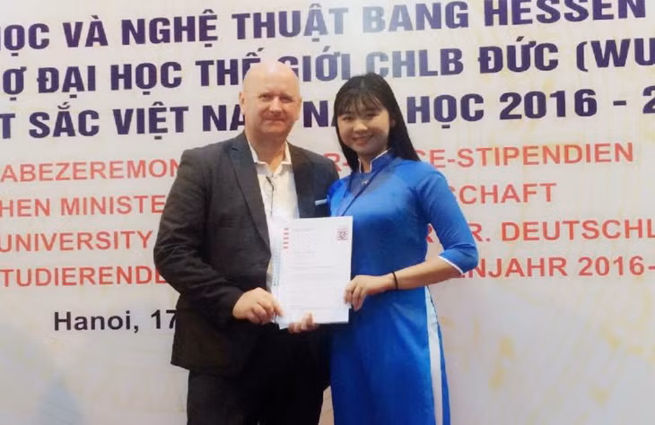 Sinh viên Phạm Thùy Linh, Khoa Du lịch, Trường Đại học Hạ Long, nhận học bổng Hesen, năm học 2016-2017.