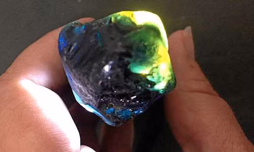 Viên đá sapphire được phát hiện có giá 30.000 USD. Ảnh: Gladstone Observer.