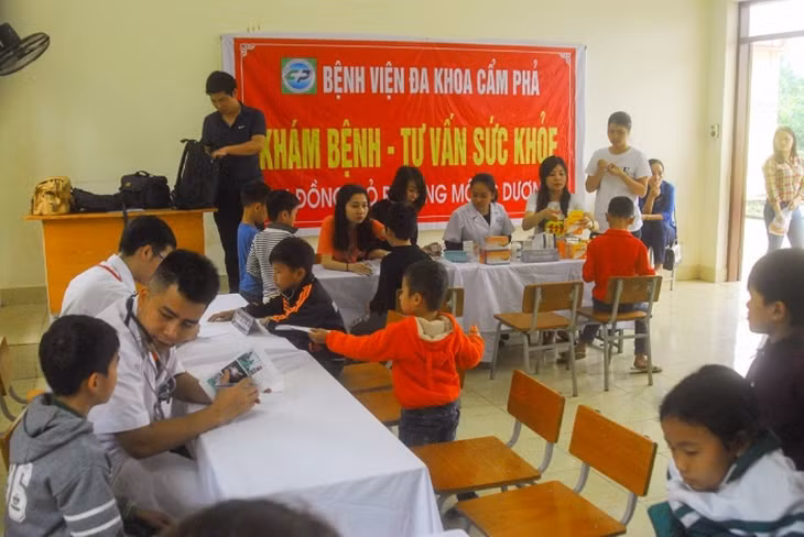 Đoàn Thanh niên Bệnh viện Đa khoa Cẩm Phả khám bệnh, tư vấn sức khỏe miễn phí cho học sinh, người dân phưởng Mông Dương, TP Cẩm Phả