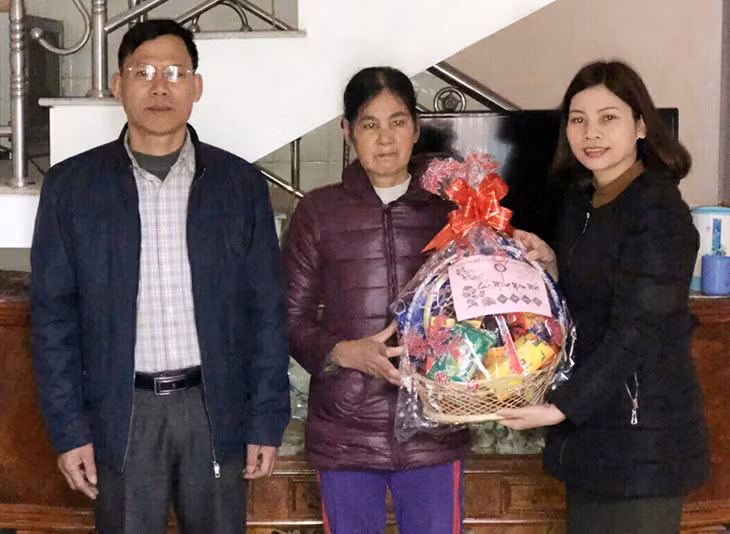 Hội nghề cá tỉnh trao tặng quà cho hội viên Hội nghề cá huyện Vân Đồn nhân dịp Tết Nguyên đán