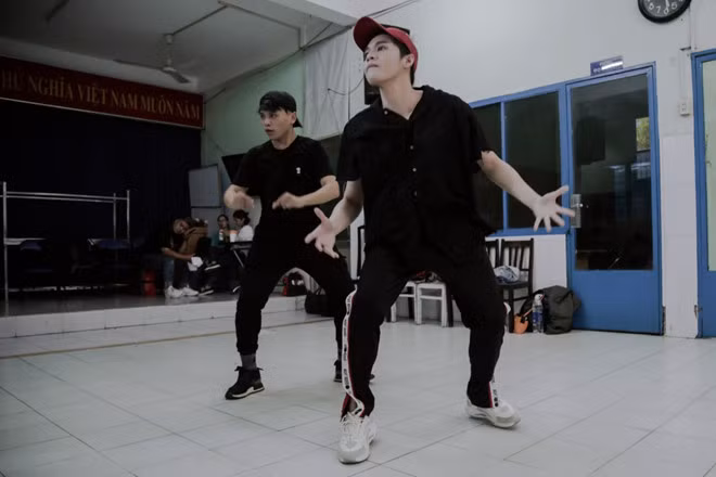  Màn trình diễn của nam ca sĩ hứa hẹn mang lại bất ngờ cho khán giả.