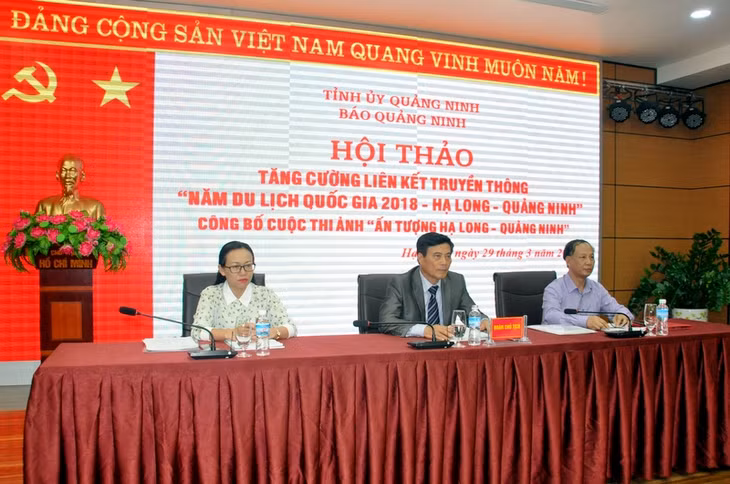 Lãnh đạo Sở Thông tin và Truyền thông tỉnh và Báo Quảng Ninh điều hành hội thảo.