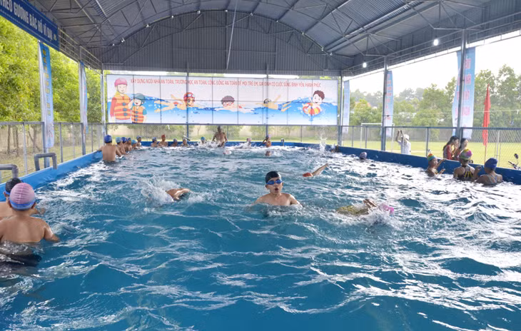 "Bể bơi cho em" tại Trường THCS Trần Hưng Đạo, phường Hưng Đạo, TX Đông Triều.
