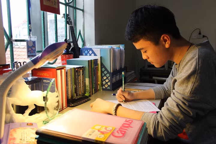 Vũ Thành Long bên góc học tập.