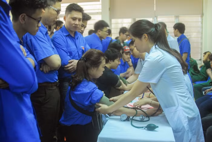 Đông đảo các ĐVTN sống và làm việc trên địa bàn TP Cẩm Phả đã đến khám sức khỏe, tình nguyện hiến máu cứu người.