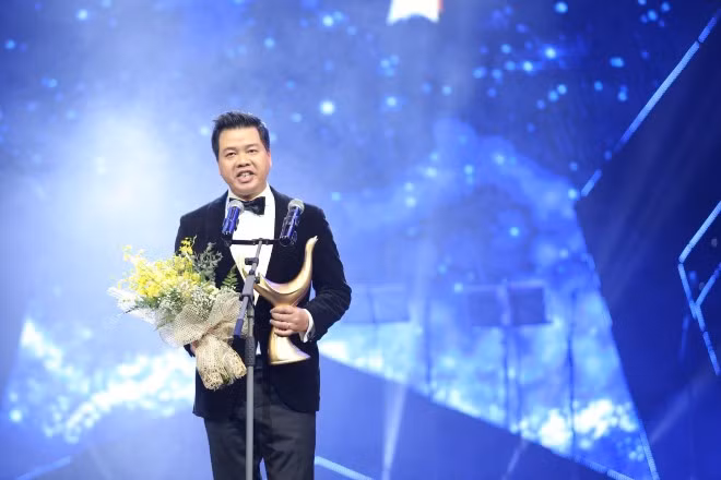 NSƯT Đăng Dương nhận giải Âm nhạc Cống hiến ở hạng mục “Chương trình của năm” cho liveshow “Mặt trời của tôi”