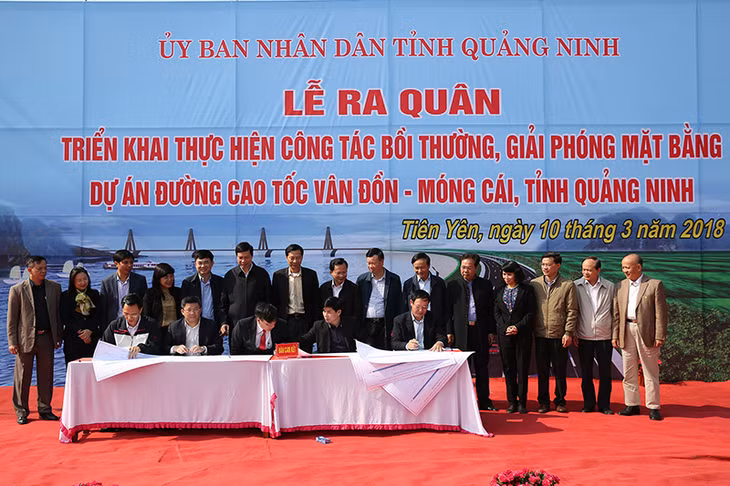 Lãnh đạo các địa phương có tuyến cao tốc đi qua ký cam kết hoàn thành GPMB trong tháng 11/2018 dưới sự chứng kiến của các đồng chí lãnh đạo tỉnh.