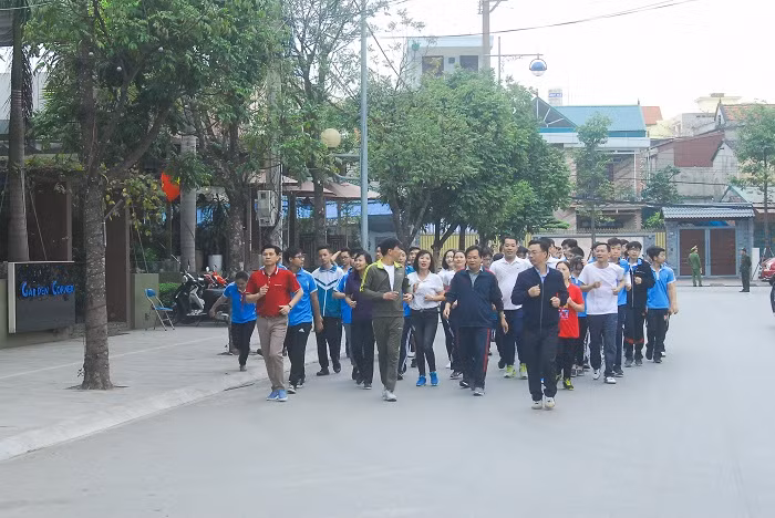 Đông đảo cán bộ, học sinh và nhân dân trên địa bàn phường Cẩm Trung, Cẩm Thành (TP Cẩm Phả) tham gia chạy cự ly 2km.