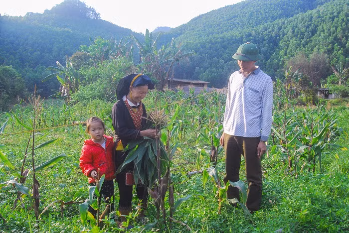 Cán bộ thôn Đồng Trà (xã Đồng Lâm, huyện Hoành Bồ) nắm tình hình người dân trên địa bàn.