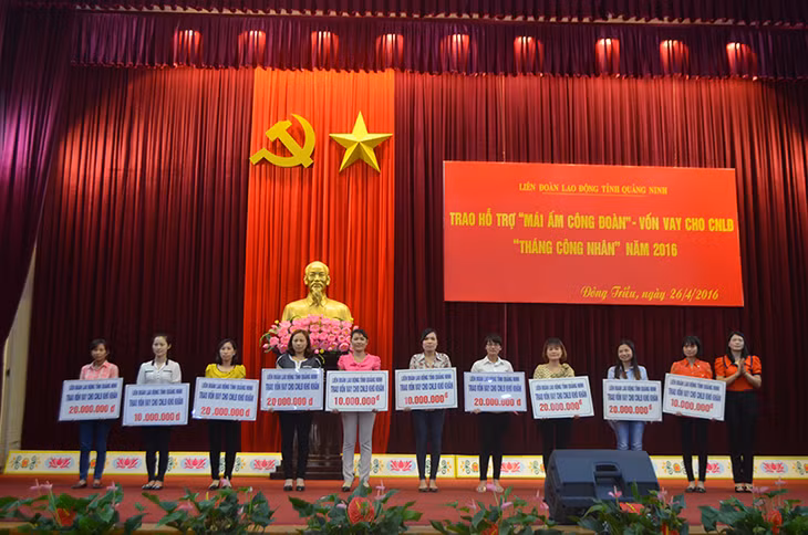 LĐLĐ tỉnh trao Quỹ trợ vốn cho CNLĐ nghèo nhân dịp Tháng Công nhân 2016.