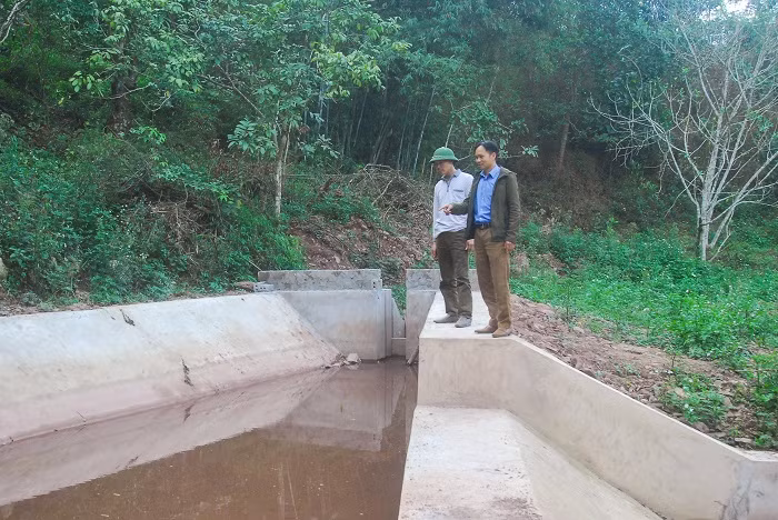 Cán bộ xã Đồng Lâm (huyện Hoành Bồ) và thôn Đồng Trà, giám sát chất lượng thi công công trình mương, đập nước tưới tiêu tại thôn.