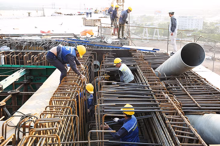 Thi công ụ neo cáp cuối cùng tại trụ T30 nối với cầu dẫn.