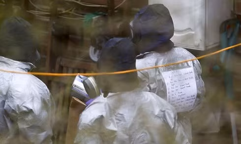 Các nhà điều tra có mặt tại nhà của Sergei Skripal. Ảnh: AFP/Getty Images