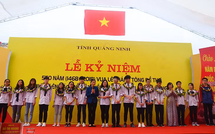 Các đồng chí lãnh đạo tỉnh chúc mừng học sinh giỏi quốc gia năm học 2017-2018.