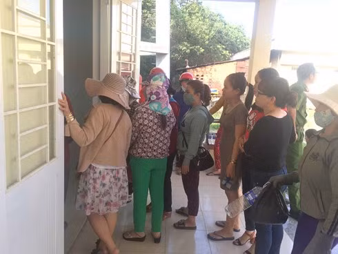Rất nhiều người hiếu kỳ đến xem vụ việc tại Trung tâm Y tế thị xã An Nhơn. (Ảnh: TN).