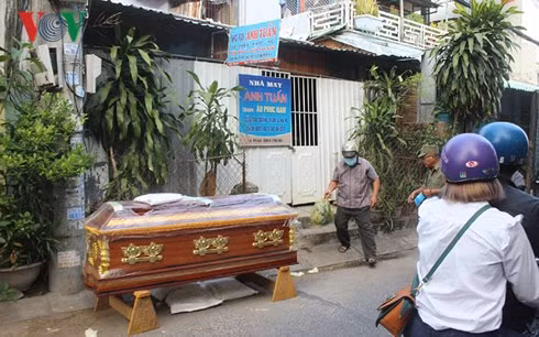Chính quyền địa phương đã vận động mua quan tài, hỗ trợ mai táng bà Tuyết