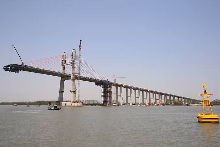 Cầu dẫn phía Quảng Ninh đã hợp long với cầu chính.