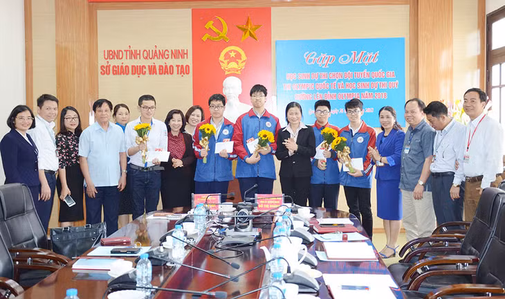 Các đồng chí lãnh đạo tỉnh, lãnh đạo Sở GD&ĐT chụp ảnh lưu niệm với các thầy cô, học sinh