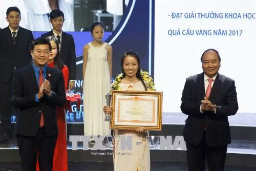 Thủ tướng Nguyễn Xuân Phúc và Bí thư thứ nhất Trung ương Đoàn Lê Quốc Phong trao Bằng khen cho các Gương mặt trẻ Việt Nam tiêu biểu năm 2017. Ảnh: Văn Điệp/TTXVN