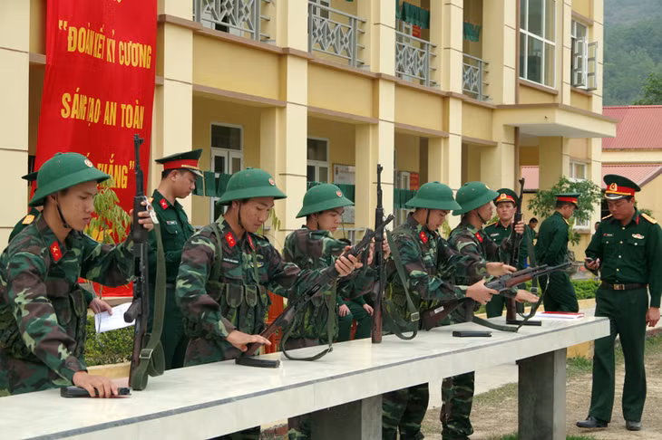 Chiến sĩ mới Tiểu đoàn Huấn luyện chiến sĩ mới.thực hành tháo lắp súng Tiểu liên AK.