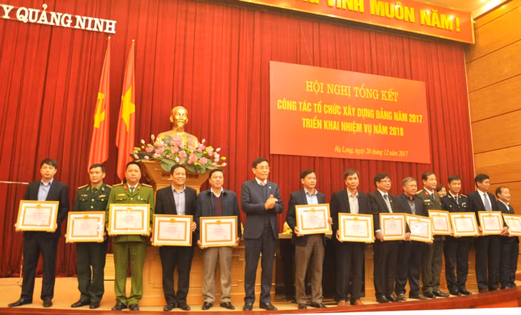 Đồng chí Vũ Ngọc Giao, Trưởng ban Tổ chức Tỉnh ủy, trao Bằng khen của Tỉnh ủy cho các tập thể.