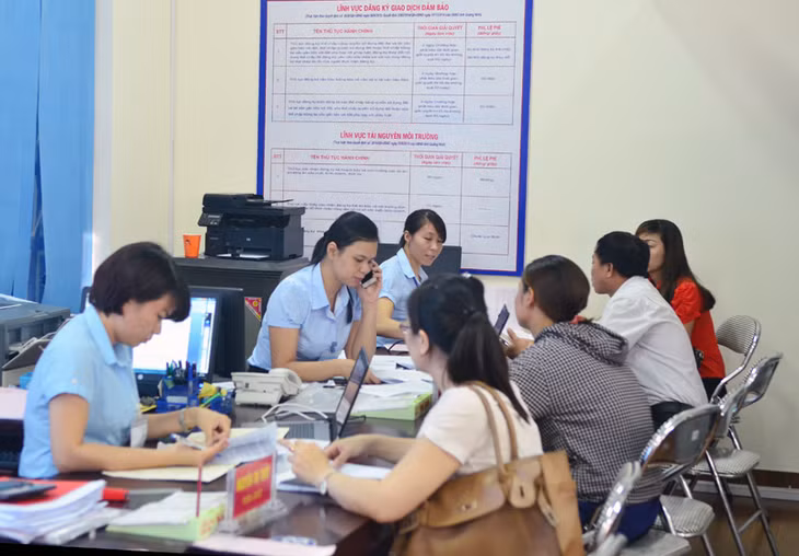Cán bộ Trung tâm HCC TP Uông Bí giải quyết thủ tục hành chính cho người dân