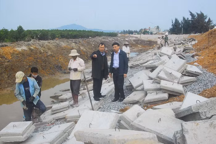 Đoàn giám sát thực tế việc thi công tuyến đê Quan Lạn và tuyến đường xuyên đảo Minh Châu - Quan Lạn, khu kinh tế Vân Đồn.