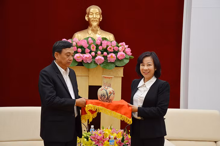 Phó Chủ tịch UBND tỉnh Vũ Thị Thu Thủy tặng quà lưu niệm cho Đoàn đại biểu Bộ Tư pháp Lào