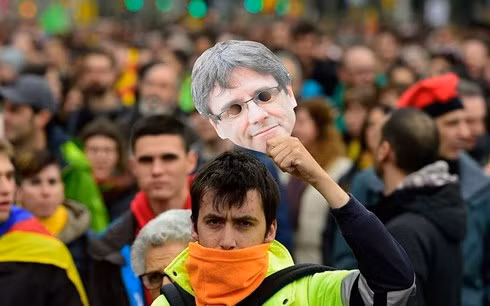 Người biểu tình tại Barcelona giơ cao mặt nạ Puigdemont chiều ngày 25/3. Ảnh: AFP/Getty Images