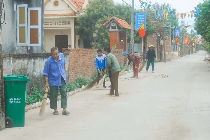Người dân thôn Bình Sơn Tây, xã Bình Dương, TX Đông Triều, định kỳ dọn vệ sinh đường làng, ngõ xóm.