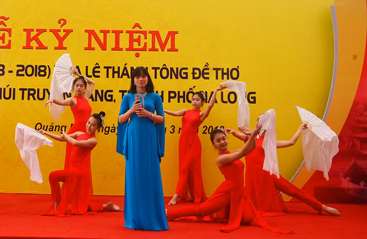 Một tiết mục thơ nhạc tại chương trình khai mạc.