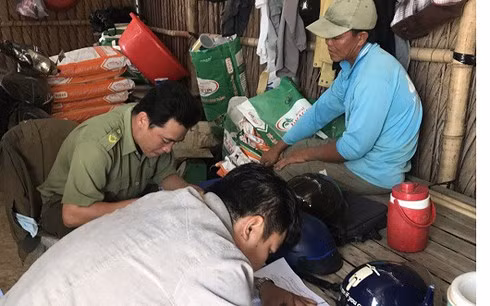 Trong ảnh lực lượng chức năng đang ghi nhận vụ việc.