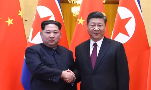 Chủ tịch Trung Quốc Tập Cận Bình (phải) bắt tay nhà lãnh đạo Triều Tiên Kim Jong-un. Ảnh: CGTN.