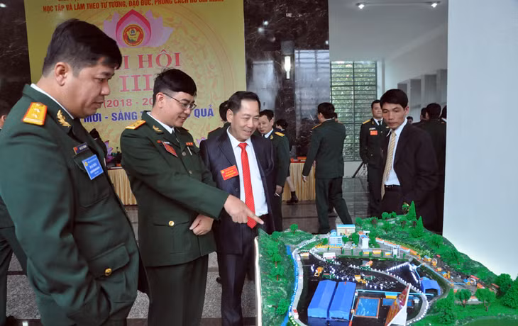 Các đại biểu tham quan sáng kiến mô hình của các tổ chức công đoàn cơ sở TCT Đông Bắc. 