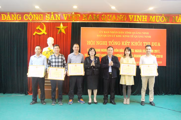Các tập thể, cá nhân được nhận bằng khen của UBND tỉnh vì đã có thành tích xuất sắc trong năm 2017