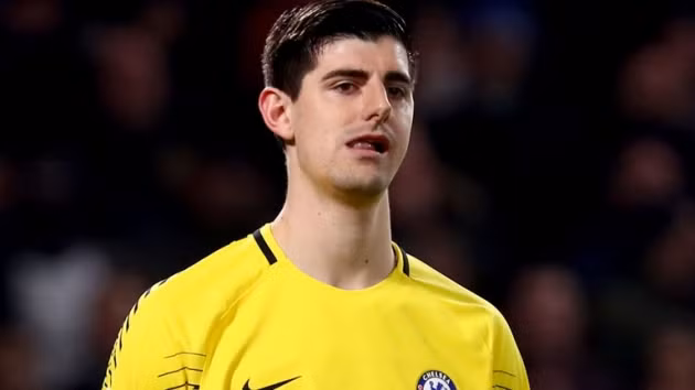  Courtois gặp vận đen trước thềm derby.